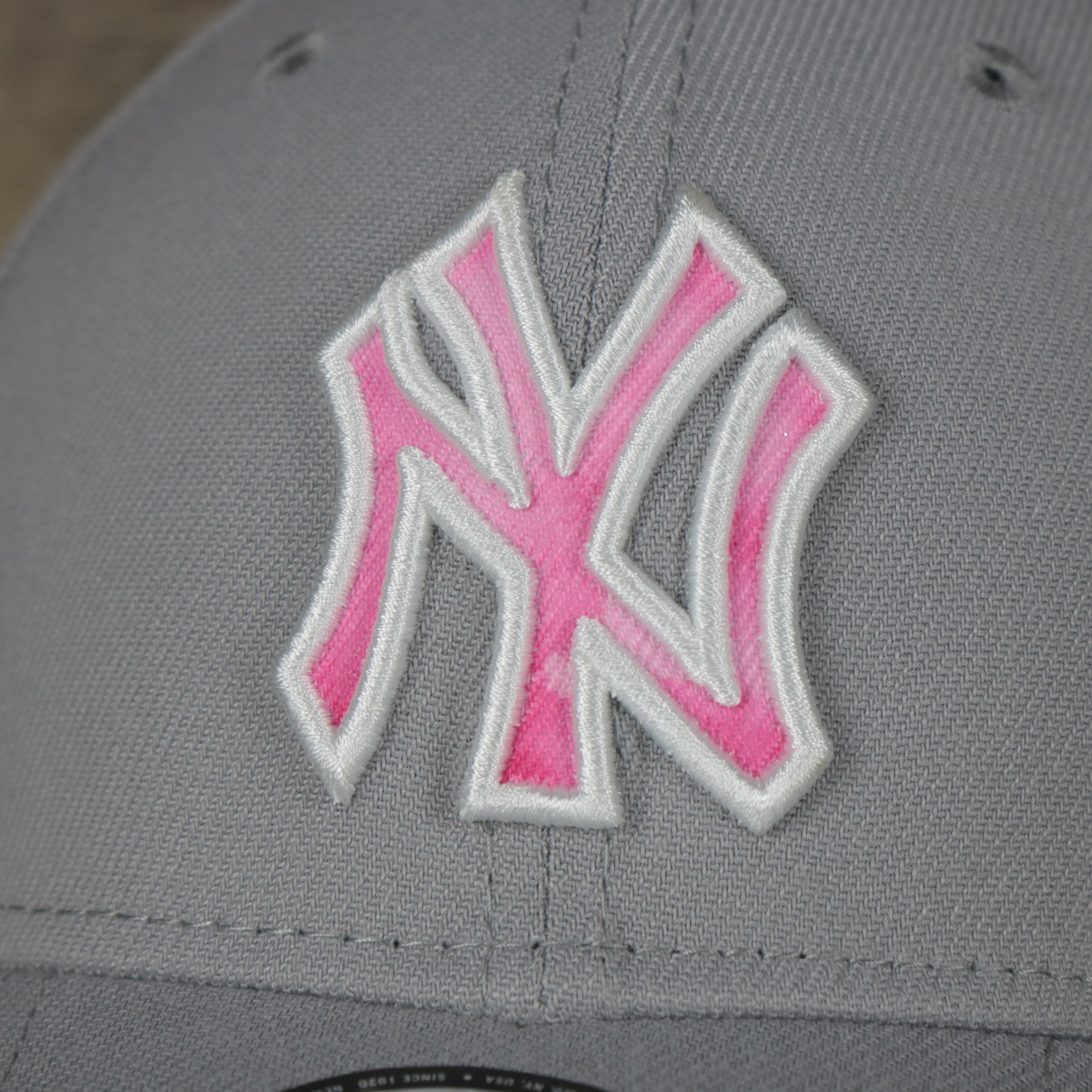 New York Yankees 2022 Mother’s Day On-Field 39Thirty Flexfit Cap | Gray