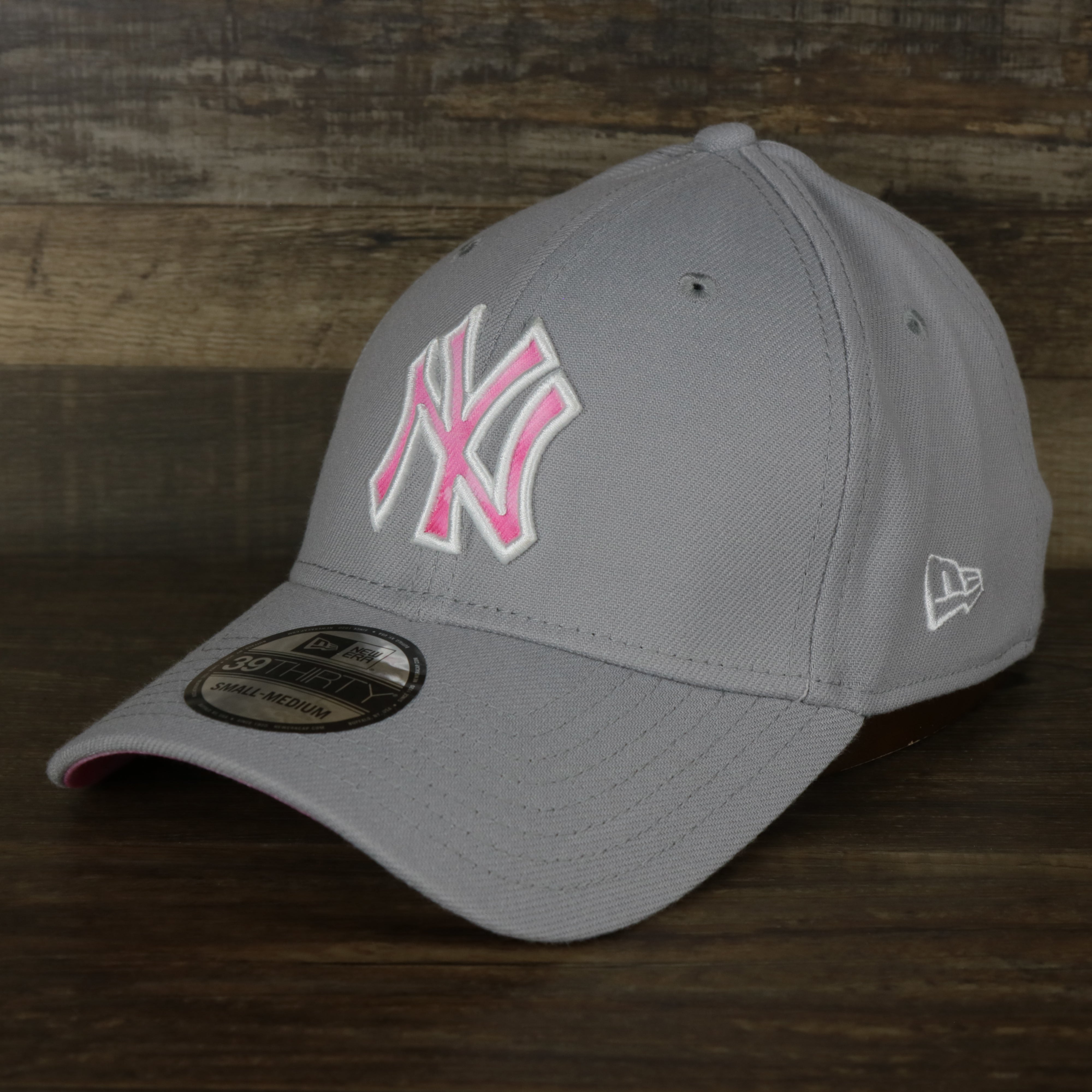 New York Yankees 2022 Mother’s Day On-Field 39Thirty Flexfit Cap | Gray