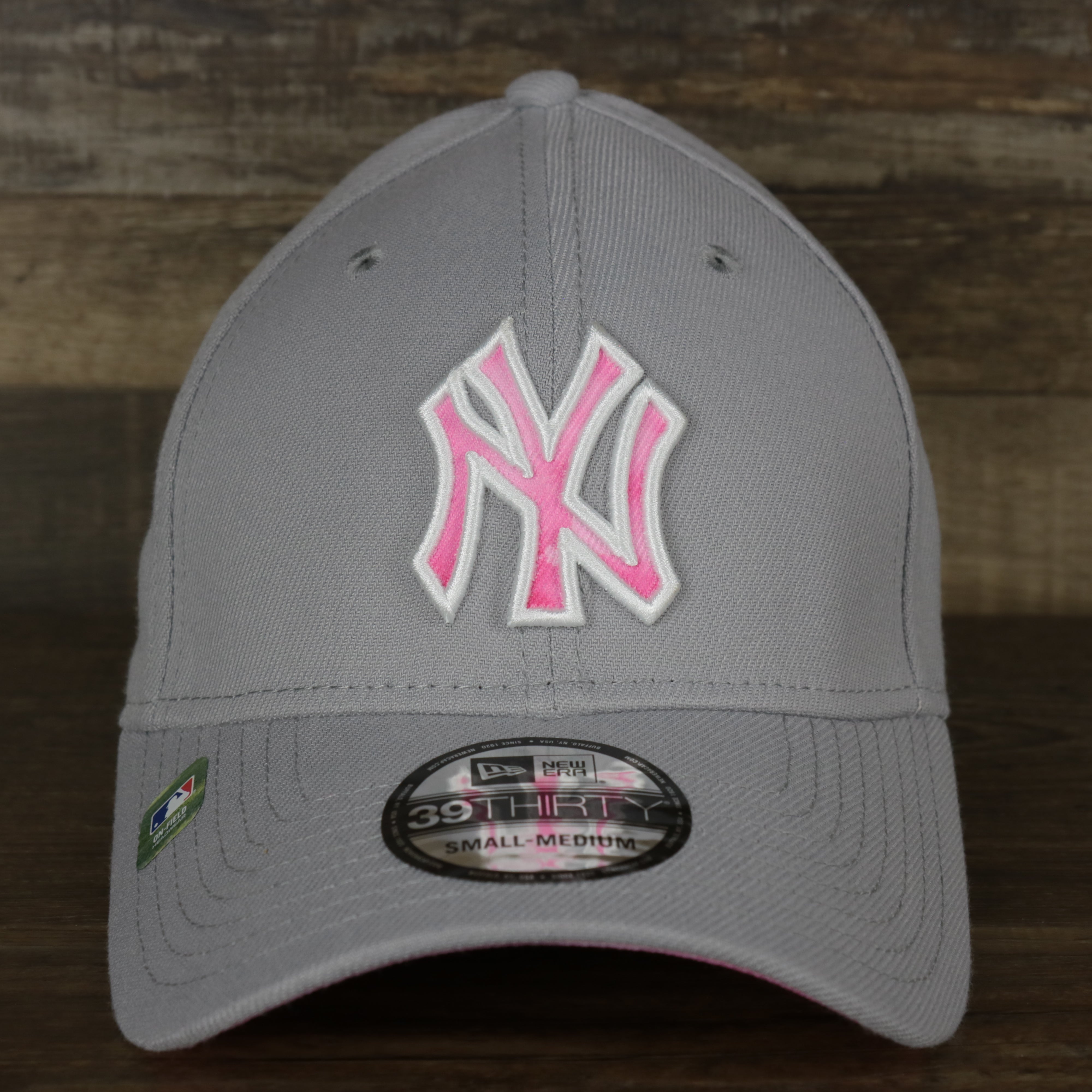 New York Yankees 2022 Mother’s Day On-Field 39Thirty Flexfit Cap | Gray