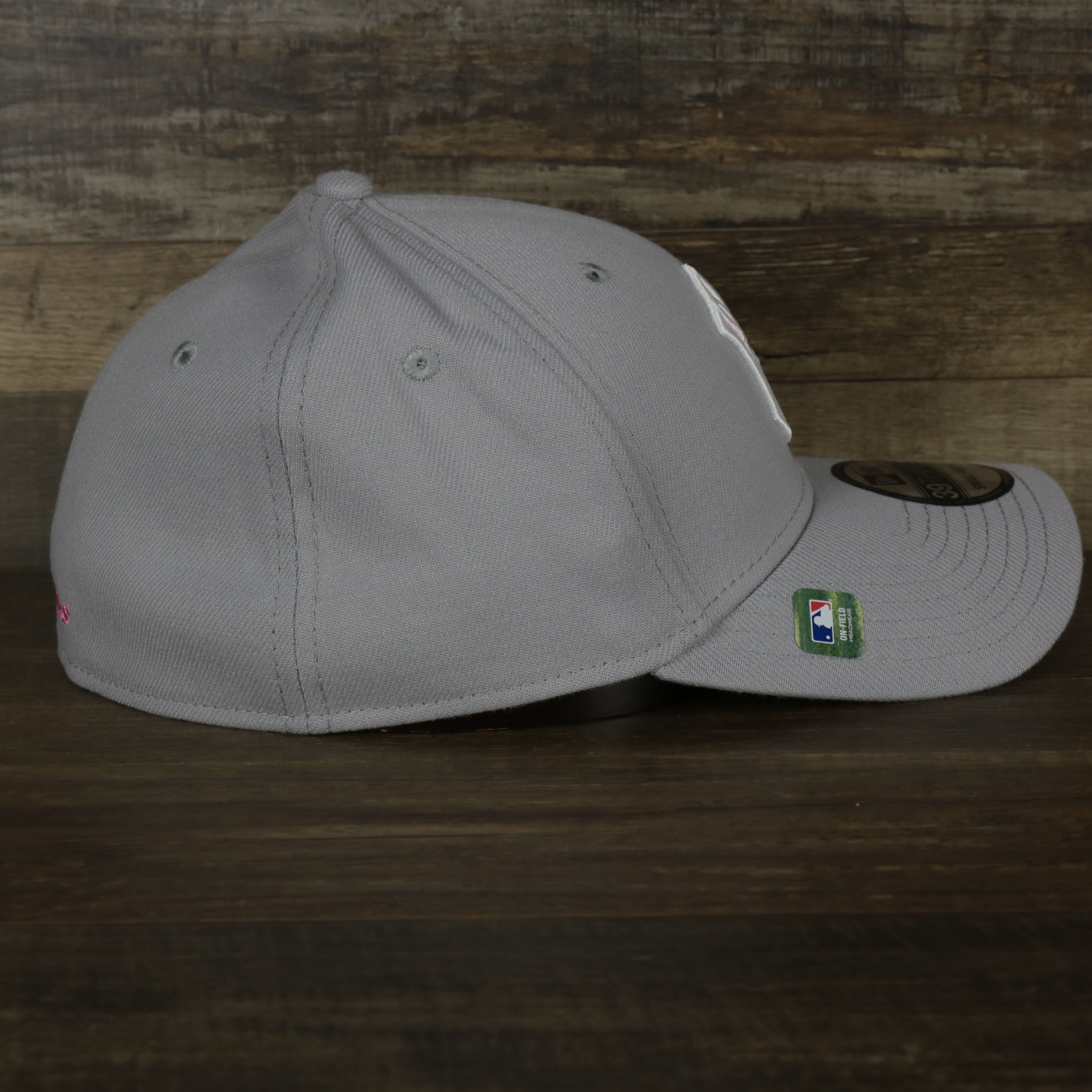 New York Yankees 2022 Mother’s Day On-Field 39Thirty Flexfit Cap | Gray